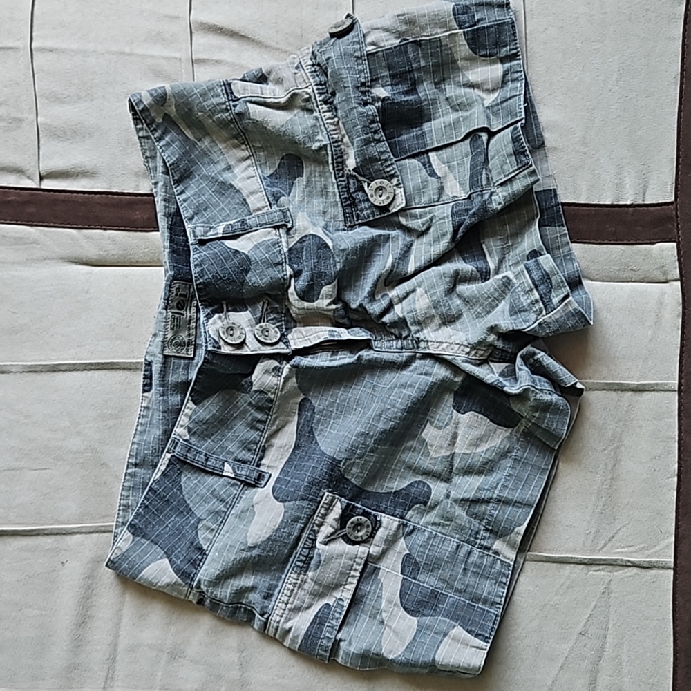L.E.I. camo utility shorts size 1